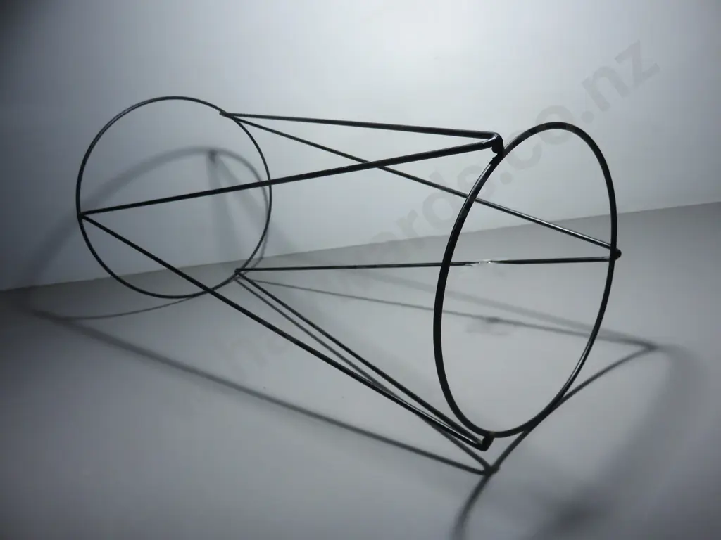 Wire plant stand Image 1++