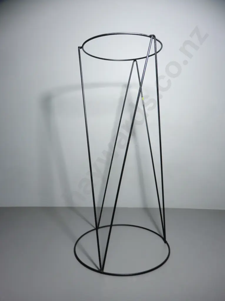 Wire plant stand Image 1++