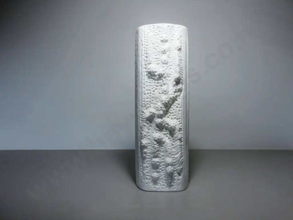 Period “op art” vase for the West German studio of Rosenthal Image 1++