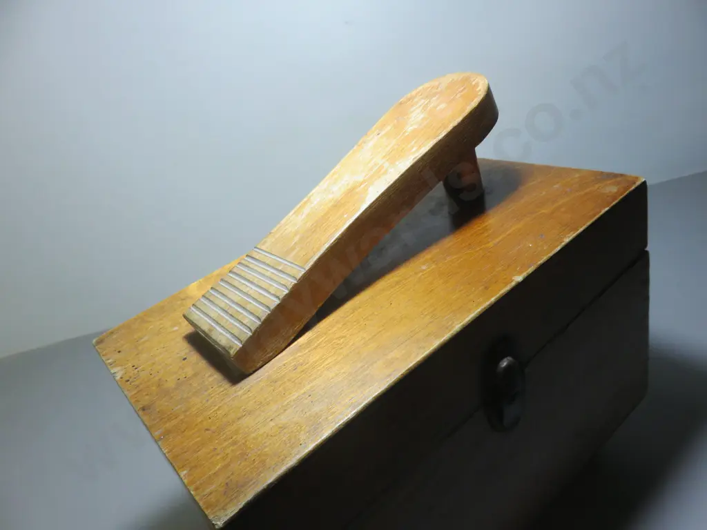 Early boxed timber shoe shine kit Image 1++