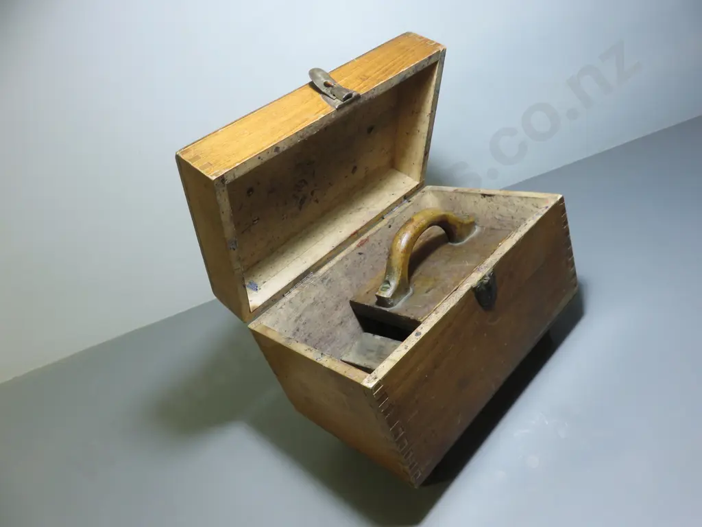 Early boxed timber shoe shine kit Image 1++