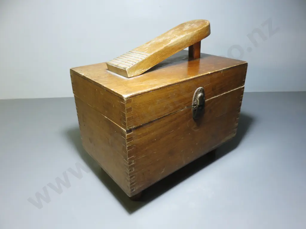 Early boxed timber shoe shine kit Image 1++