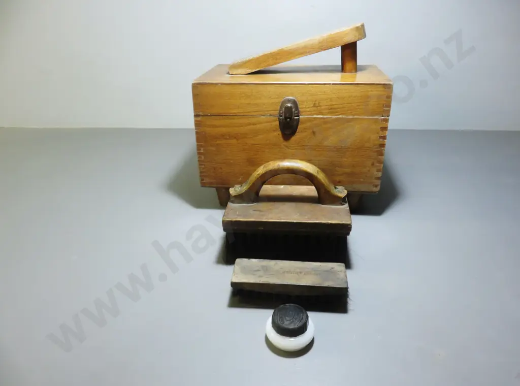 Early boxed timber shoe shine kit Image 1++