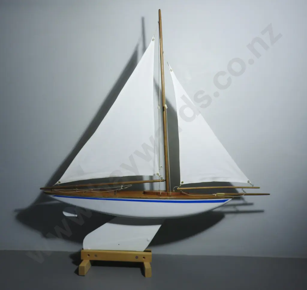 Traditional vintage English pond yacht with weighted keel Image 1++