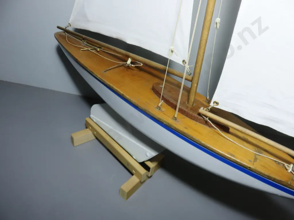 Traditional vintage English pond yacht with weighted keel Image 1++