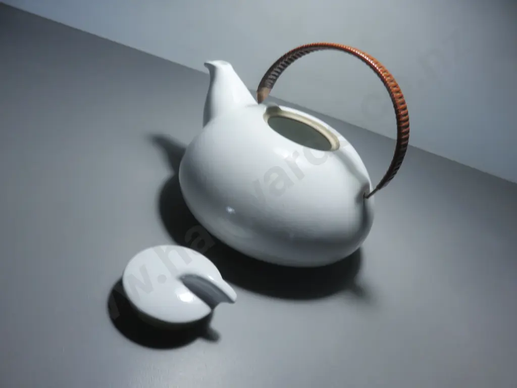 Iconic Californian Edith Heath (1911-2011) stoneware teapot Image 1++