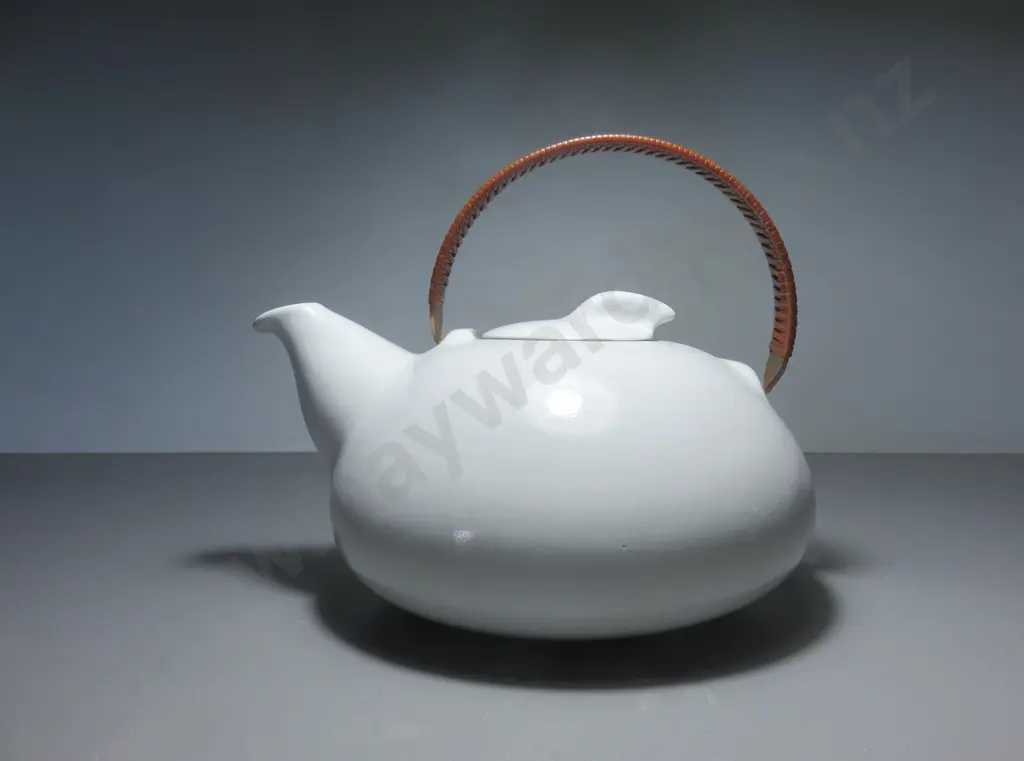 Iconic Californian Edith Heath (1911-2011) stoneware teapot Image 1++