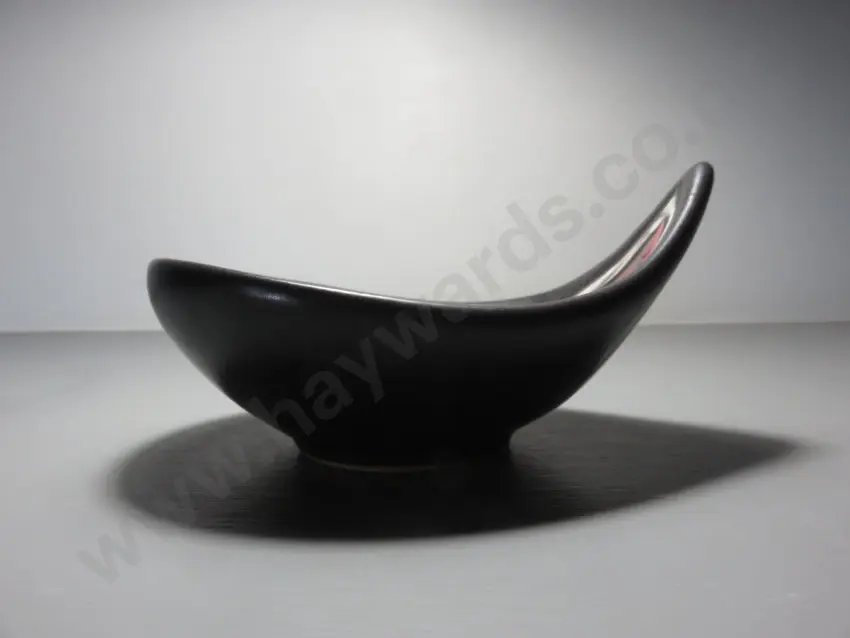 Mid-Century Scandinavian asymmetric pottery bowl from the Bekå studio Image 1++