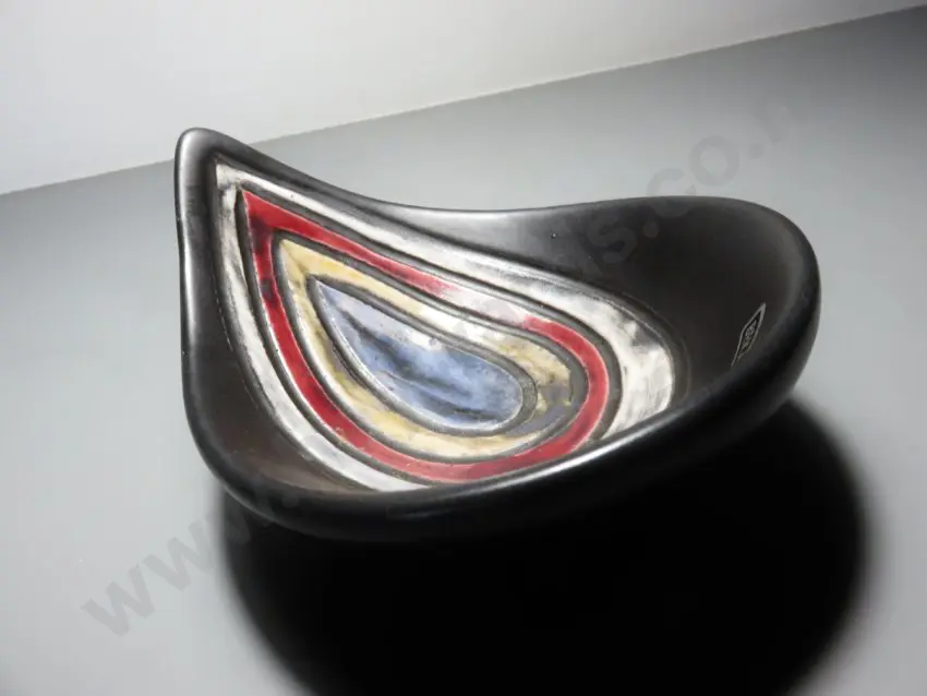 Mid-Century Scandinavian asymmetric pottery bowl from the Bekå studio Image 1++