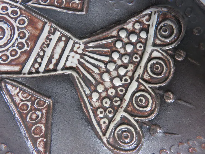 Mid-Century Scandinavian pottery vessel featuring two stylised birds in classic period form Image 1++