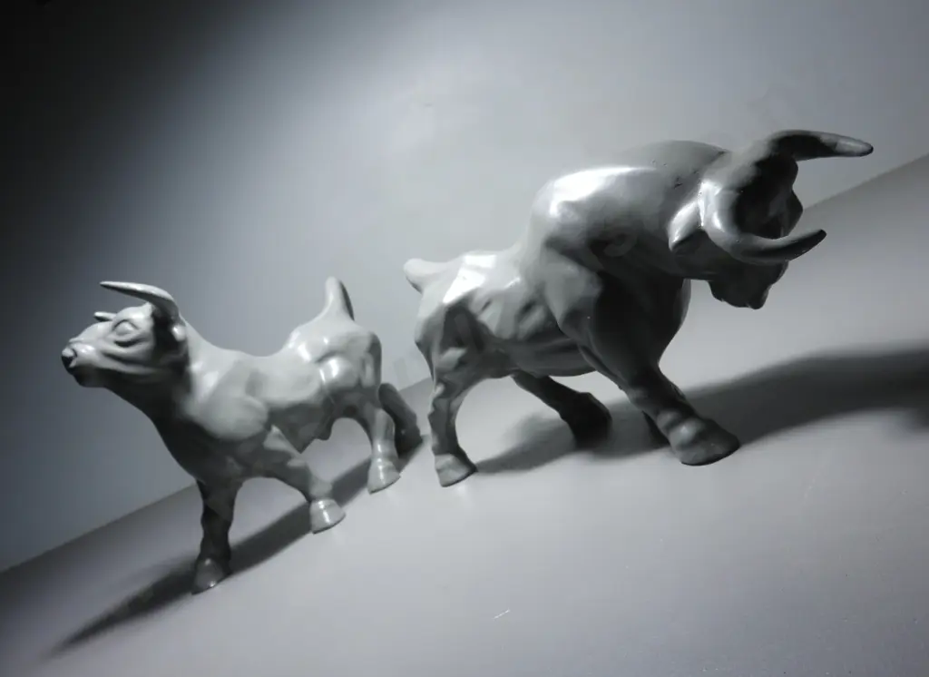 Pair of Vintage pottery bull sculptures Image 1++