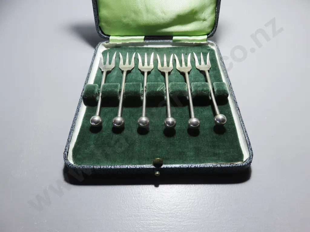 Boxed set of English “trident” three pronged forks Image 1++