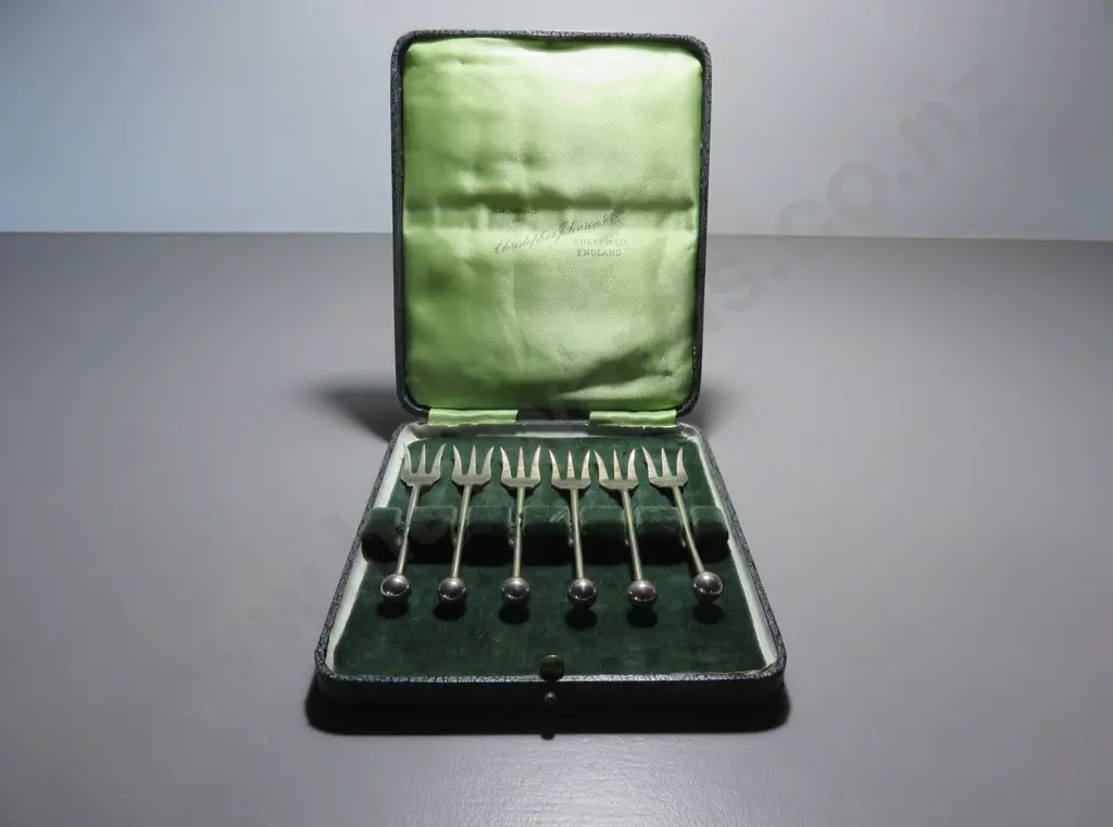 Boxed set of English “trident” three pronged forks Image 1++