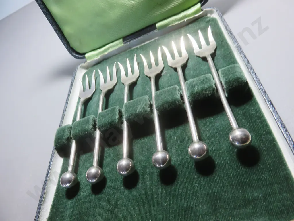 Boxed set of English “trident” three pronged forks Image 1++