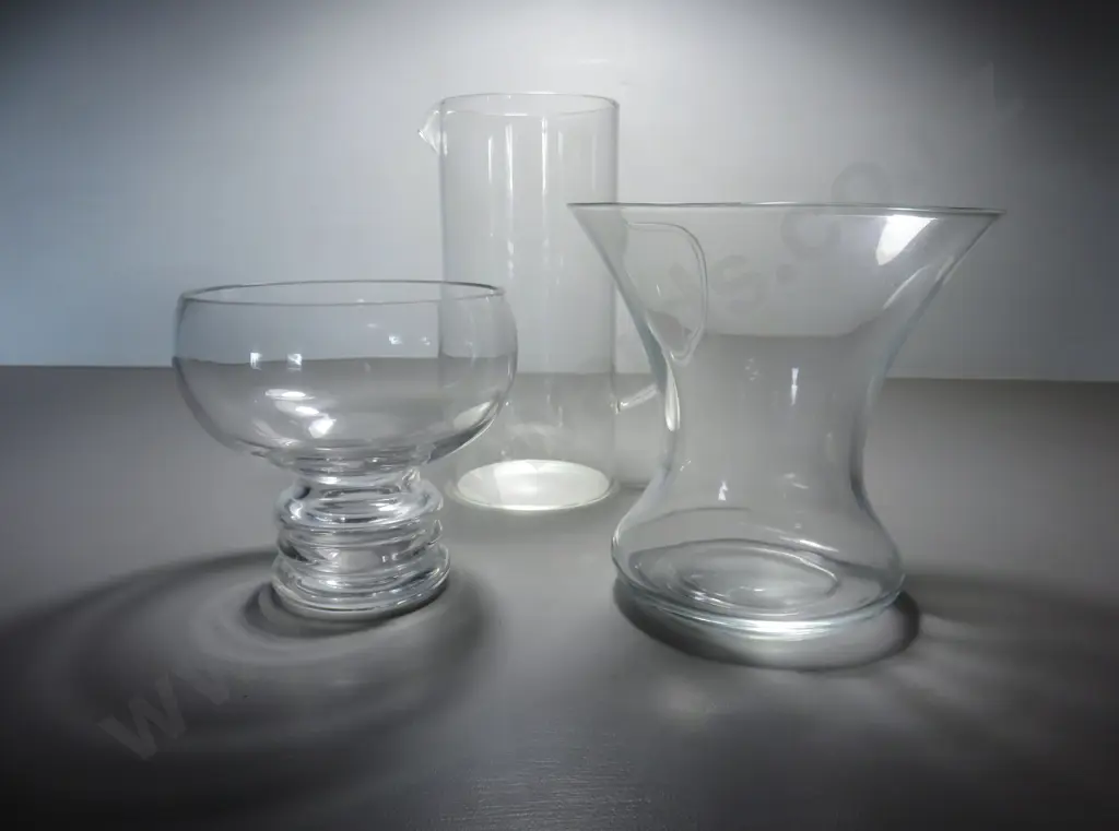 Collection of vintage glass ware Image 1++