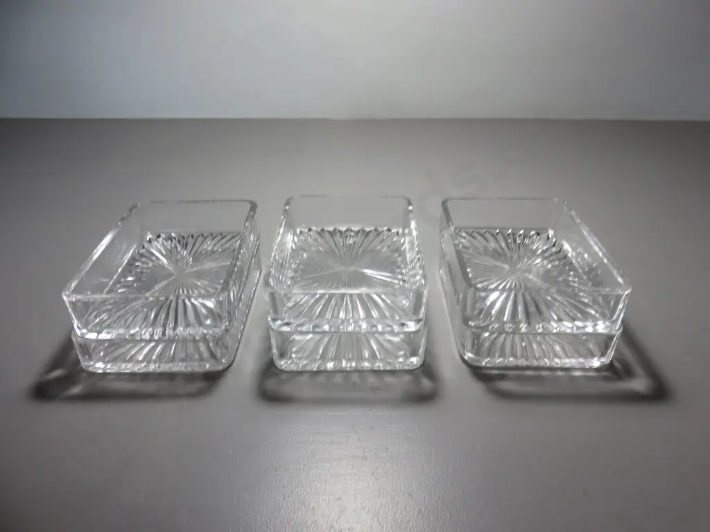 Collection of vintage glass ware Image 1++