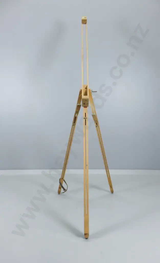 Timber artists Easel Image 1++