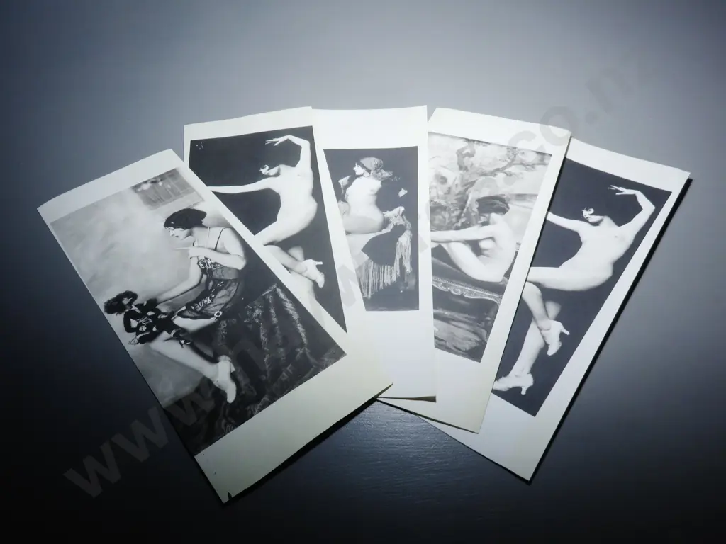 Reproduction Ziegfeld girl images in black in white Image 1++