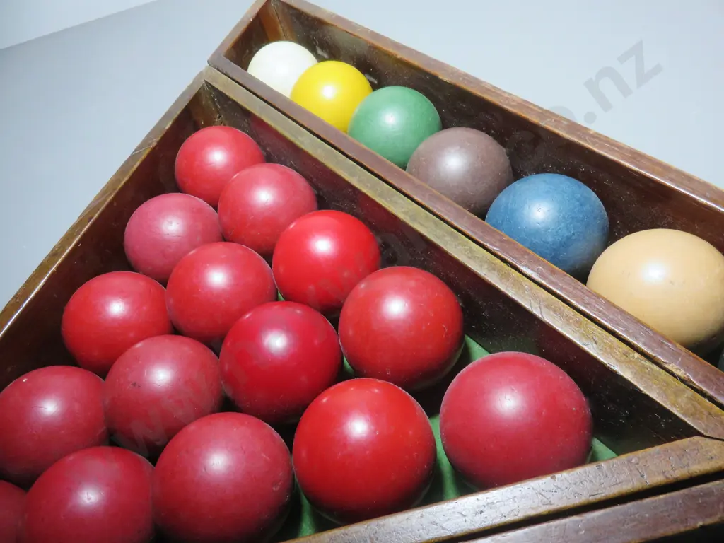 Boxed set of early snooker balls Image 1++