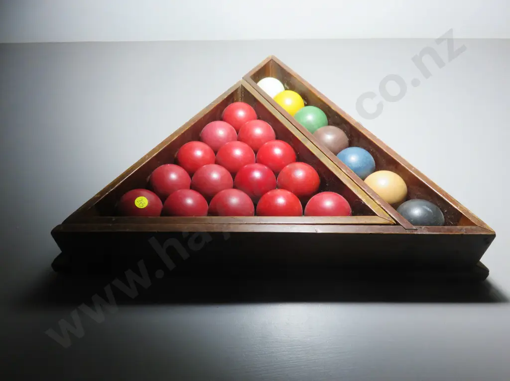 Boxed set of early snooker balls Image 1++