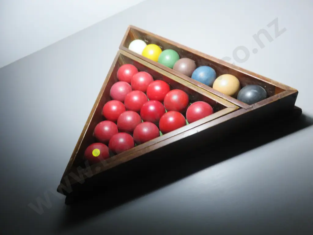 Boxed set of early snooker balls Image 1++