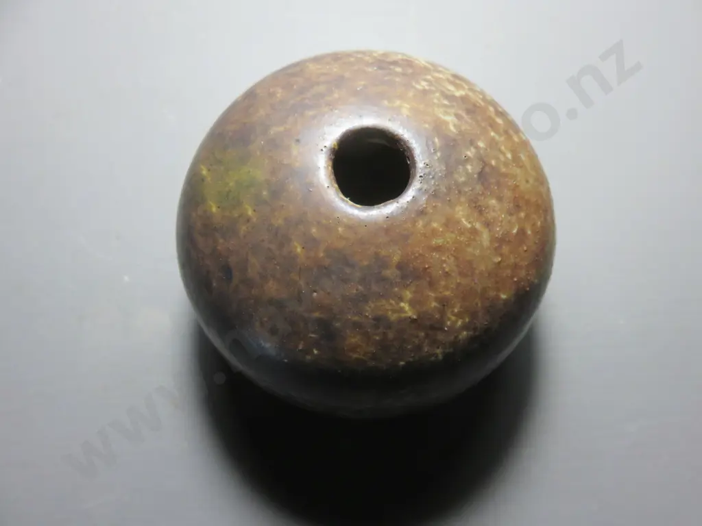 Mid-century Scandinavian pebble vase Image 1++