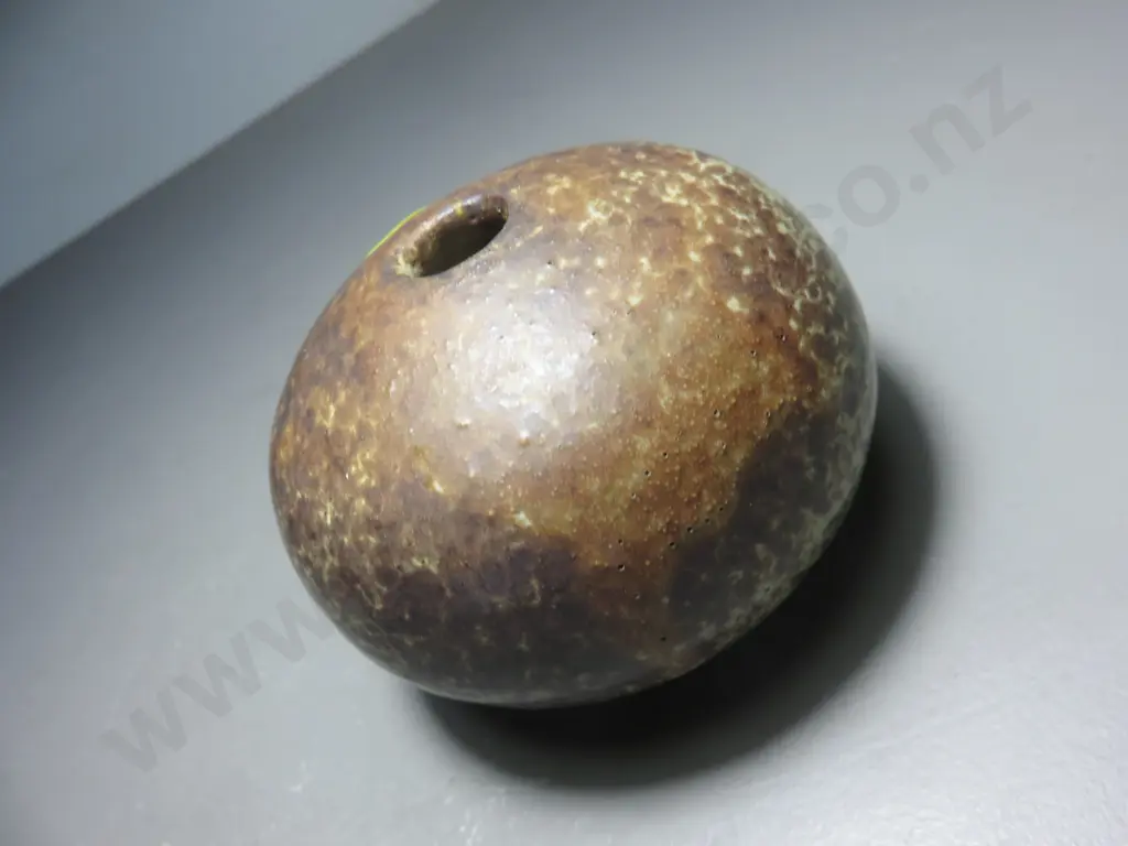 Mid-century Scandinavian pebble vase Image 1++