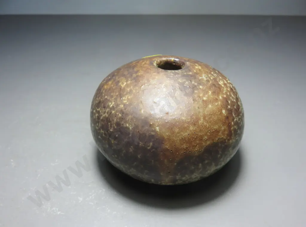 Mid-century Scandinavian pebble vase Image 1++