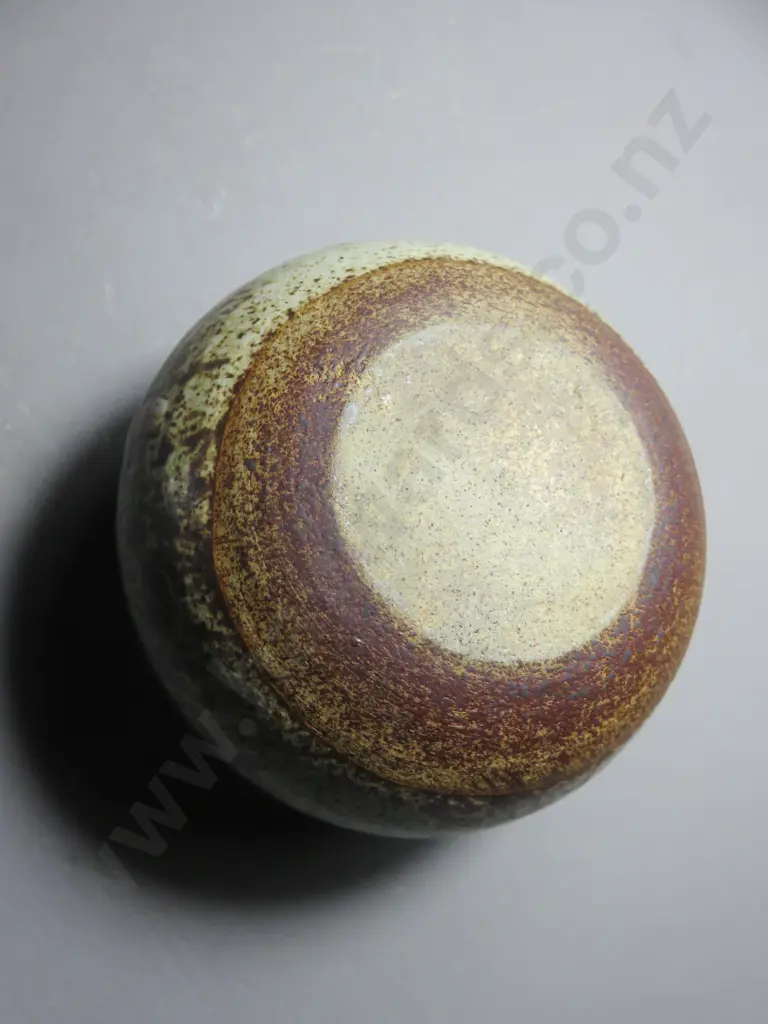 Mid-century Scandinavian pebble vase Image 1++
