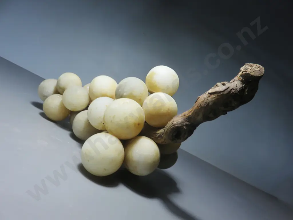 Mid-century bunch of Italian Alabaster Grapes Image 1++