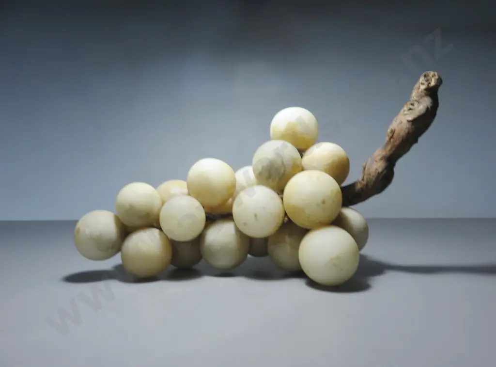Mid-century bunch of Italian Alabaster Grapes Image 1++