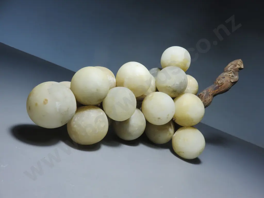 Mid-century bunch of Italian Alabaster Grapes Image 1++