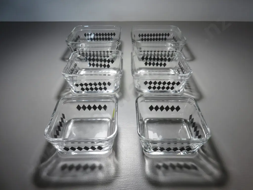 Set of six glass hors d'oeuvre dishes Image 1++