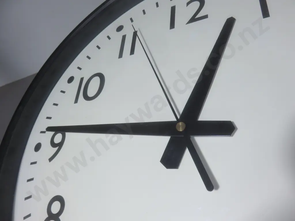 Contemporary wall clock Image 1++