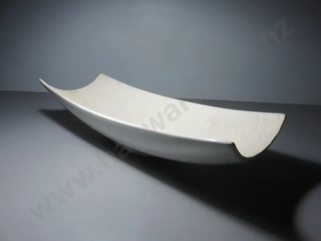 Large open boat shaped pottery trough Image 1++