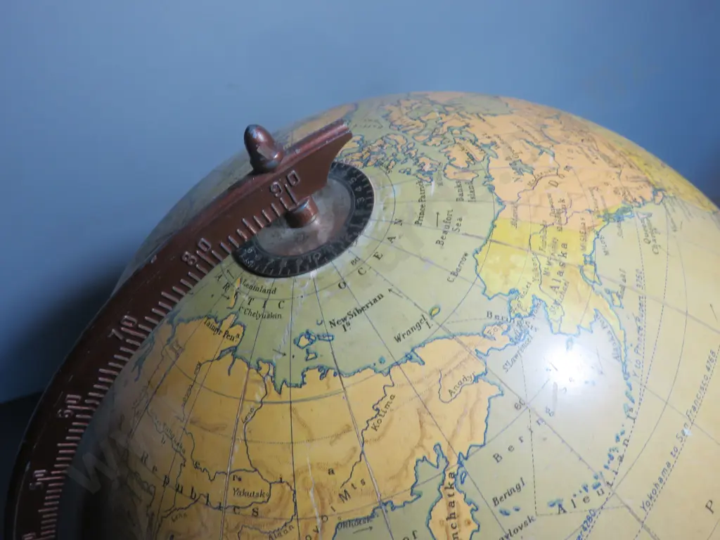 An early 20th Century “Philips” of London Challenge globe Image 1++