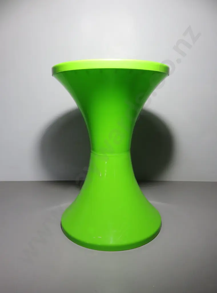 Space Age plastic stool in lime green Image 1++