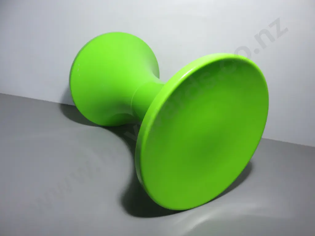 Space Age plastic stool in lime green Image 1++