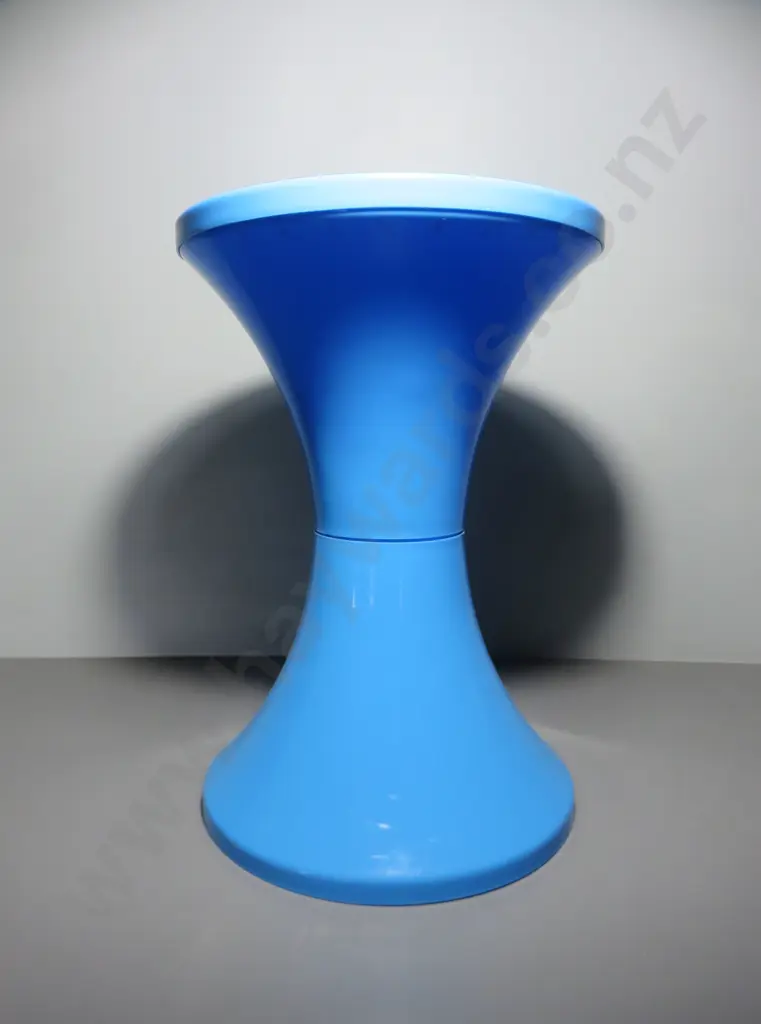 Space age plastic stool in Blue Image 1++