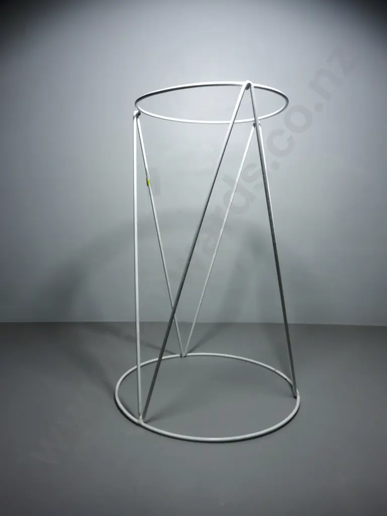 Wire plant stand Image 1++