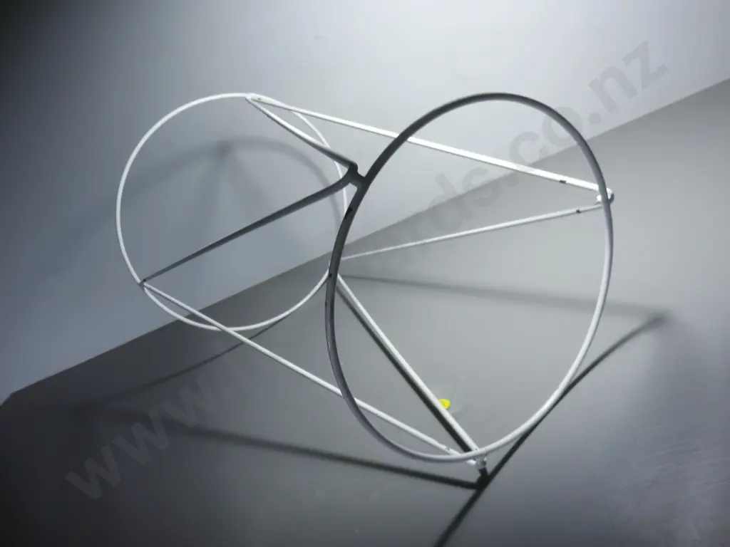 Wire plant stand Image 1++