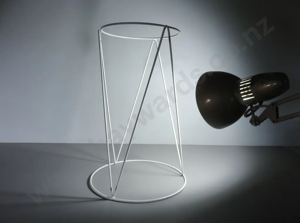Wire plant stand Image 1++