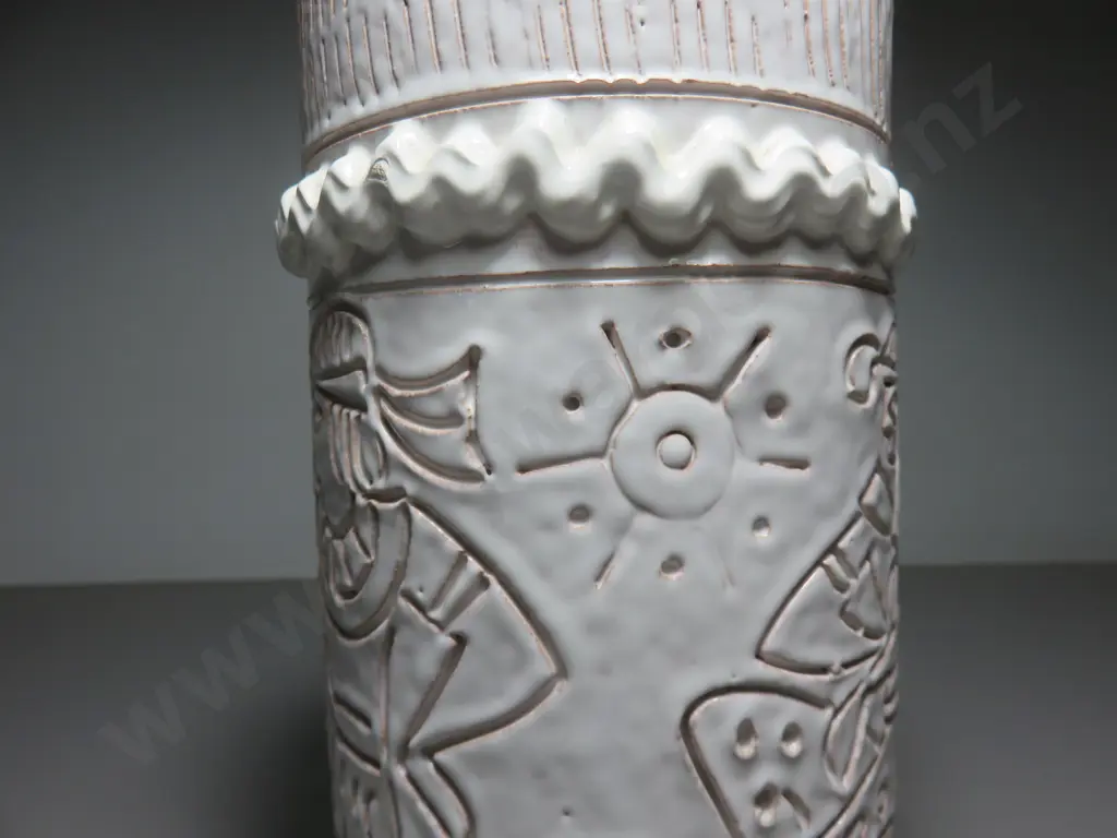 Carved cylindrical Italian Fratelli Fanciullacci pottery vase Image 1++