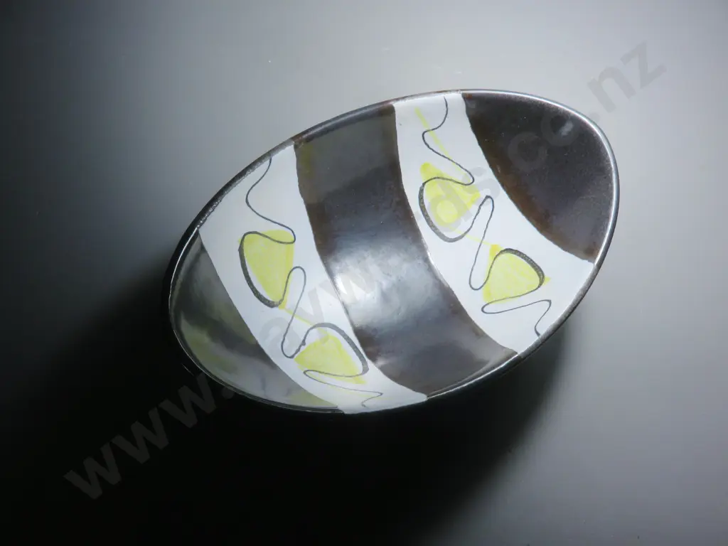 Mid-century Oval pottery vessel Image 1++