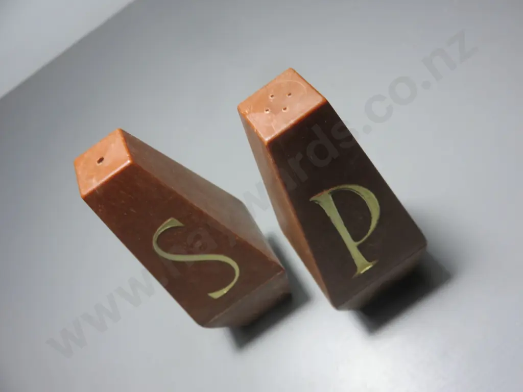 Set of 1960’s “atomic” salt and pepper cruets Image 1++