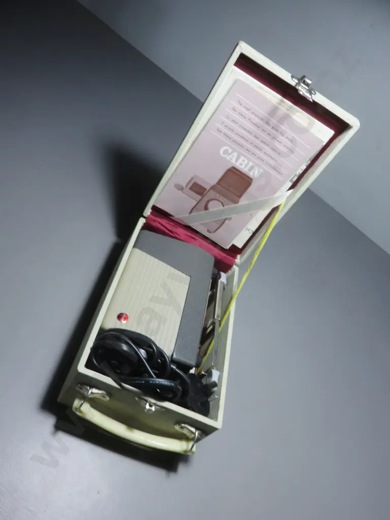 Vintage “cabin” slide projector Image 1++