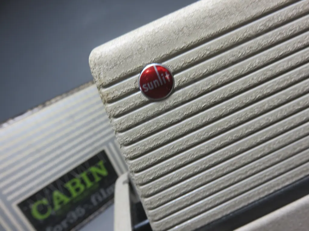 Vintage “cabin” slide projector Image 1++