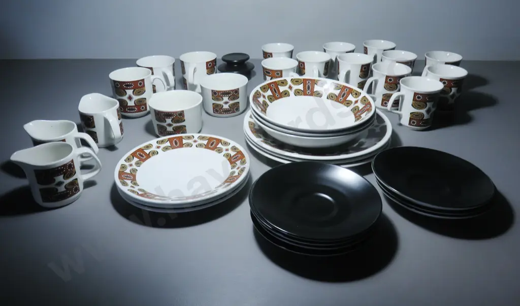 Large collection of Vintage J & G Meakin pottery featuring the “Maori” pattern Image 1++
