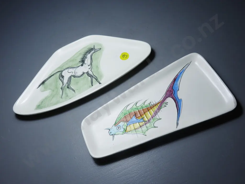 Pair of mid-century asymmetric Italian pottery dishes Image 1++