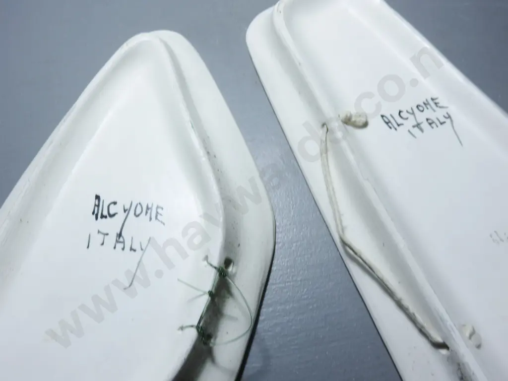 Pair of mid-century asymmetric Italian pottery dishes Image 1++